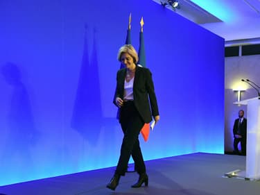 Valérie Pécresse quitte la tribune après son discours à l'issue du premier tour de l'élection présidentielle, le 1O avril 2022.