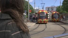 Julie, victime d'une agression à Montpellier, devant une rame de tram semblable à celle dans laquelle elle a été attaquée, le 24 avril.