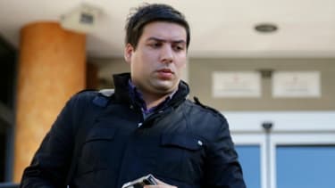 Le père de la petite fille serbe (au centre) sort du tribunal de Belgrade le 20 octobre