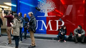 Devant le siège de l'UMP à Paris. La commission électorale interne de l'UMP s'est réunie lundi soir vers 20h30 pour "délibérer" à la suite des opérations de vérification des votes afin de départager François Fillon et Jean-François Copé, qui revendiquent