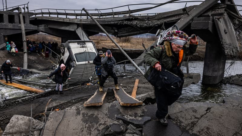 Des habitants de la ville d'Iprin tentant de quitter la ville, le 7 mars 2022