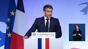 Le président Emmanuel Macron au Mureaux, le 2 octobre 2020