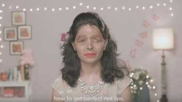 Dans un faux tutoriel beauté, Reshma Bano Qureshi dénonce la vente libre d'acide en Inde.