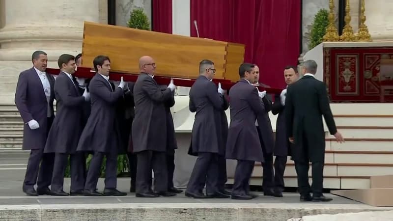 Funérailles de Benoît XVI: le cercueil du pape émérite sort de la basilique Saint-Pierre
