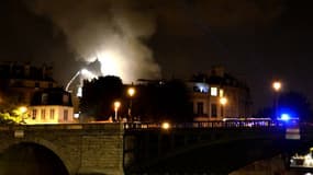 Important incendie dans l'Hôtel Lambert à Paris