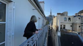 Une riveraine sur son balcon, à quelques jours de la réouverture de la cathédrale Notre-Dame de Paris en décembre 2024.