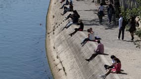 Des personnes profitant du soleil sur les berges de la Seine à Paris, le 15 mai 2020. (Photo d'illustration)