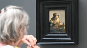Une visiteuse admire "La Dentellière" de Vermeer au musée du Louvre-Lens ce mercredi 28 juin 2023.