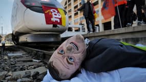 Un "paillassou", un pantin à l'effigie d'Emmanuel Macron, sur les rails de la gare de Nice, le 22 mars 2023.