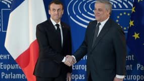 Le président Emmanuel Macron (g) est accueilli par le président du Parlement européen Antonio Tajani, le 17 avril 2018 à Strasbourg