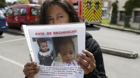 La maman de Marcus ,n derrière le portrait de son fils, disparu vendredi après-midi dans la commune de Butry-sur-Oise, dans le Val d'Oise. 