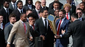 Le vice-président américain JD Vance avec l'équipe de football américain Ohio State Buckeyes, à Washington le 14 avril 2025