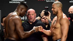 Francis Ngannou et Ciryl Gane lors de la pesée publique avant leur combat.