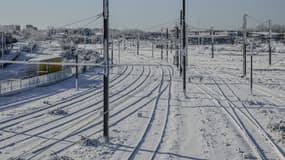 Des rails recouverts de neige le 6 janvier 2026 à La Rochelle