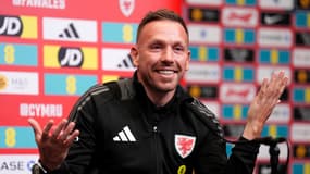Le sélectionneur du pays de Galles Craig Bellamy en conférence de presse, le 8 octobre 2025.