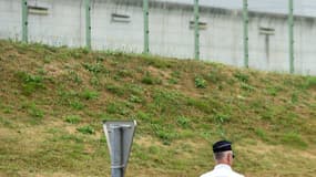 Un policier devant la prison du Mans le 4 août 2016 