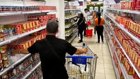 Des Cubains font leurs courses dans le nouveau supermarché 3ra y 70 qui n'acceptent que les paiements en dollars, à La Havane, le 25 mars 2025.