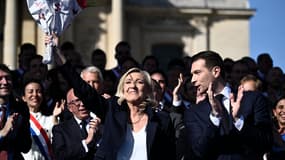 Marine Le Pen à Paris, le 6 avril 2025 lors de son discours à l'occasion d'une manifestation pour la soutenir.