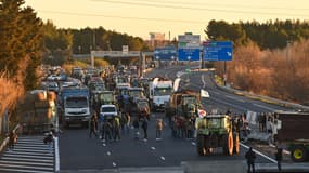 Des agriculteurs bloquent l'autoroute A9, à Nîmes, le 25 janvier 2024.