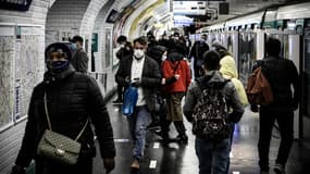 Des usagers masqués du métro parisien (illustration)