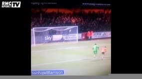 Roy Carroll, ancien gardien de Manchester United, encaisse l’un des buts les plus ridicules de l’histoire
