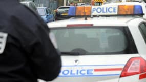 Détails d'un uniforme et d'un véhicule de police. (Illustration)