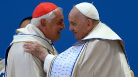 Le cardinal et archevêque de Marseille Jean-Marc Aveline, à gauche,  et le pape François à droite, lors de la visite du souverain pontife à Marseille (Bouches-du-Rhône) et pendant la messe au stade Vélodrome le 23 septembre 2023.