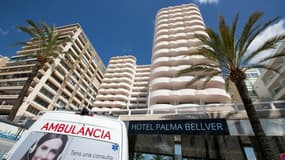 Une ambulance est garée devant un hôtel où sont confinés des dizaines de jeunes à Palma aux Baléares le 29 juin 2021 (photo d'illustration)
