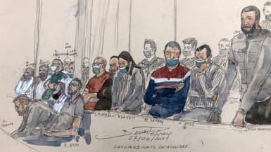 Croquis d'audience de Salah Abdeslam (d, debout)), aux côtés de 13 autres accusés, lors du dernier jour  du procès des attentats du 13 novembre 2015, le 27 juin 2022 à la cour d'assises spéciale de Paris