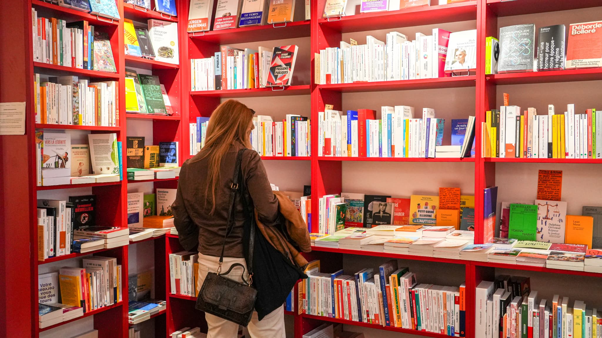 Fransızlar 2 Yılda 10 Milyon Daha Az Kitap Aldı: Kitapçılar Krizde Hayatta Kalmak İçin Kahve Satıyor