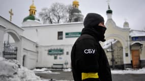 Un agent du service de sécurité ukrainien (SBU) devant l'entrée du monastère de Kyiv Pechersk Lavra, à Kyiv, le 22 novembre 2022, lors de l'invasion de l'Ukraine par la Russie.