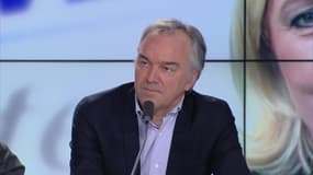 "Benoit Hamon a été nommé professeur d’université sans en avoir les diplômes" lâche Louis Aliot