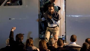 Tanguy Moulin-Fournier, le père de famille, à sa descente d'avion à Orly. Les trois adultes et quatre enfants pris en otage dans le nord du Cameroun et libérés vendredi après deux mois de captivité sont arrivés samedi à l'aéroport d'Orly, près de Paris. /