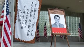 Un portrait et des bougies en mémoire à l'influenceur et jeune activiste Charlie Kirk au parc d'Orem dans l'état de Utah (États-Unis), quelques heures après sa mort le 10 septembre 2025.