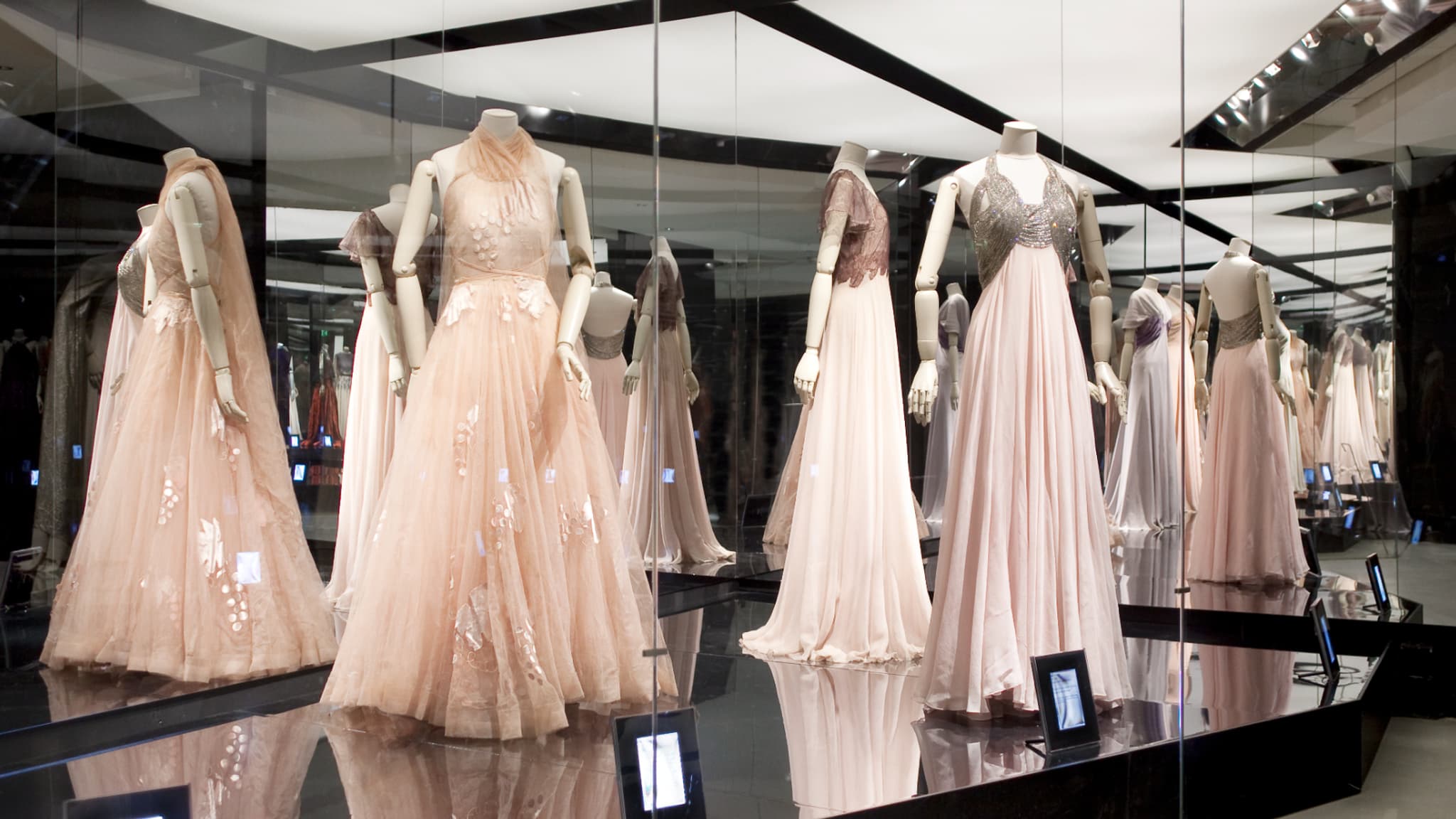 Les silhouettes de Madeleine Vionnet présentées lors de l'exposition du Musée des Arts Décoratifs en 2009.