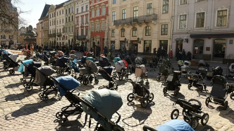 Des landaus vides pour symboliser le nombre d'enfants tués en Ukraine, à Lviv, le 18 mars 2020 