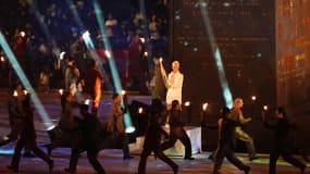 Bebe Vio portant la flamme paralympique à la Concorde lors de la cérémonie d'ouverture des Jeux de Paris 2024
