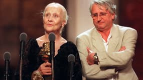 La comédienne Catherine Samie s'exprime au micro, au côté du comédien Jean-Louis Benoît, le 08 mai 2000 sur la scène de l'Opéra Comique à Paris, lors de la 14ème édition des Molières.
