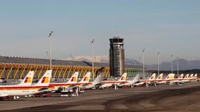 L'aéroport Barajas de Madrid. Les contrôleurs aériens ont commencé samedi à reprendre le travail en Espagne quelques heures après la décision du gouvernement de décréter l'état d'urgence. /Photo prise le 4 décembre 2010/REUTERS/Juan Medina