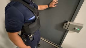 Un agent du centre de détention de Salon-de-Provence en octobre 2022.