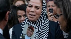 Latifa Ibn Ziaten, la mère d'Imad Ibn Ziaten, première victime de Mohamed Merah, en compagnie de François Hollande lors d'une cérémonie en hommage aux victimes du terrorisme aux Invalides, en septembre dernier.