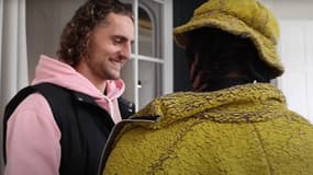 Le sourire d'Adrien Rabiot face à la tenue de Jules Koundé à Clairefontaine, le 18 mars 2024