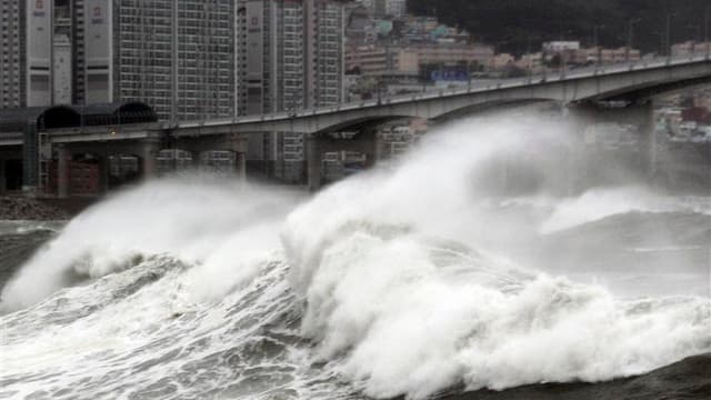 Le typhon Bolaven s'est abattu mardi sur la côte occidentale de Corée du Sud, faisant au moins cinq morts et dix disparus après le naufrage de deux bateaux de pêche chinois. /Photo prise le 28 août 2012/REUTERS/Cho Jung-ho/Yonhap