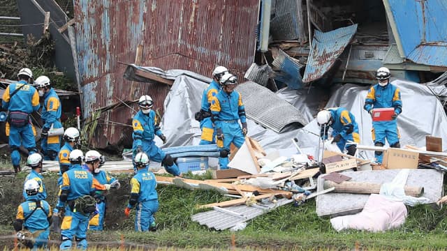 Des secouristes tentent de retrouver des survivants après le tremblement de terre qui a frappé la région d'Atsuma, au Japon, le 6 septembre 2018
