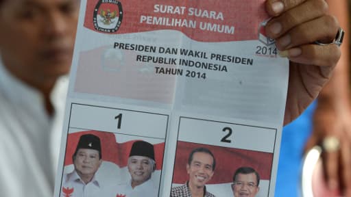Un indonésien montre un bulletin de vote présentant les deux candidats à l'élection présidentielle dans le pays, Joko Widodo et Prabowo Subianto, le 9 juillet 2014 à Jakarta.