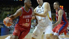 Boris Diaw e Rudy Gobert face à Dirk Nowitzki