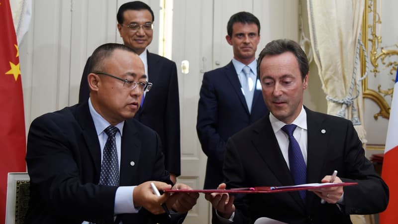 Les président d'Airbus et CAS (au premier plan) paraphent le contrat, sous les regards de Manuel Valls et Li Keqiang (au second plan)