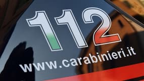 Le numéro d'urgence italien 112 inscrit sur une voiture de carabiniers à Crema en Italie, le 21 mars 2019 (image d'illustration)