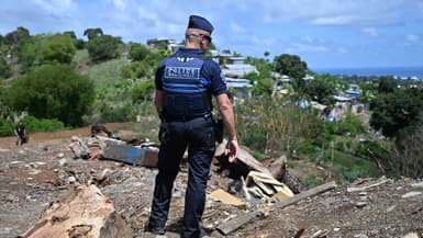 Un policier municipal à Koungou (Mayotte) le 8 décembre 2023 