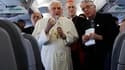 Les cas de pédophilie imputés à des prêtres catholiques doivent amener l'Eglise à prendre conscience que la plus grande menace qui pèse sur elle vient des péchés commis en son sein, déclare le pape Benoît XVI, ici à bord de l'avion qui le conduit au Portu
